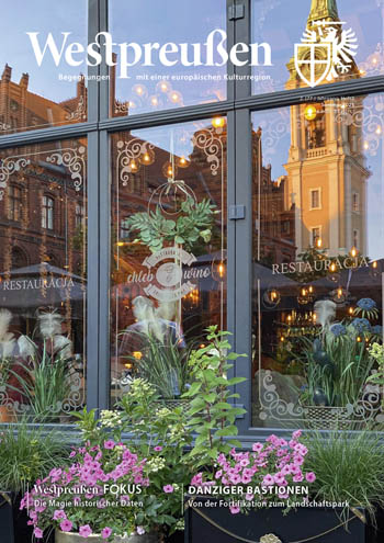 Restaurant in dem Gebäude am Thorner Altstädtischen Markt, in dem 1875 die polnische »Wissenschaftliche Gesellschaft in Thorn« (Towarzystwo Naukowe w Toruniu) gegründet worden ist. Im Schaufenster spiegeln sich die Hauptpost und der Turm der Universitätskirche wider. Foto: Ursula Enke